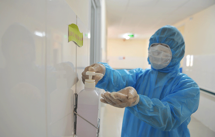 Thời gian dịch Covid-19, cán bộ y tế không đi xa, đi du lịch - 1