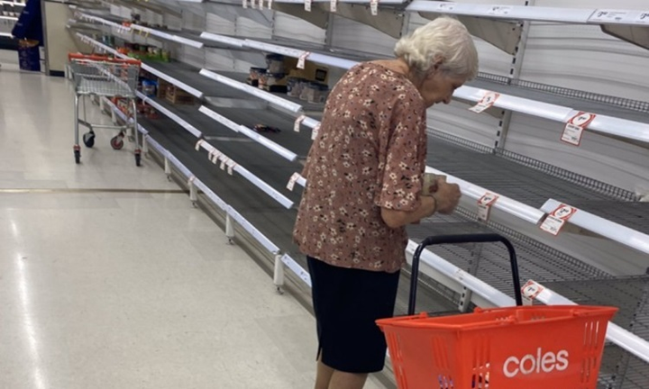 Cụ bà Australia bật khóc trước kệ hàng trống - 1