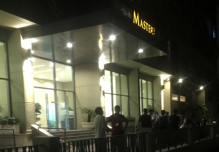 TP.HCM phong tỏa nhiều chung cư cao cấp liên quan đến bệnh nhân Covid-19 - 1