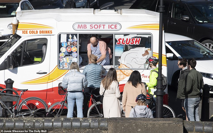 Hàng nghìn người Anh đổ xô đi ngắm cảnh bất chấp khuyến cáo dịch Covid-19 - 10