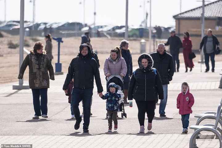 Hàng nghìn người Anh đổ xô đi ngắm cảnh bất chấp khuyến cáo dịch Covid-19 - 11