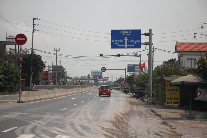 Chủ đầu tư bịt lối sang đường, dân liều lĩnh đi ngược chiều 'né' trạm BOT - 4