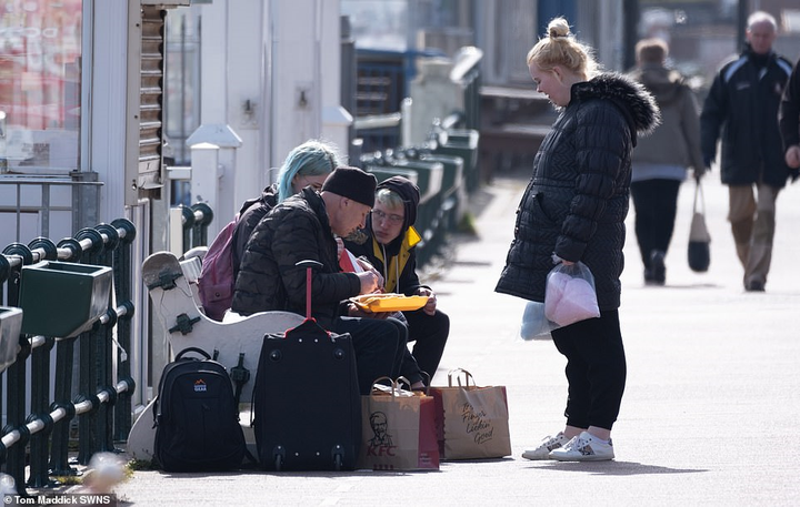 Hàng nghìn người Anh đổ xô đi ngắm cảnh bất chấp khuyến cáo dịch Covid-19 - 12
