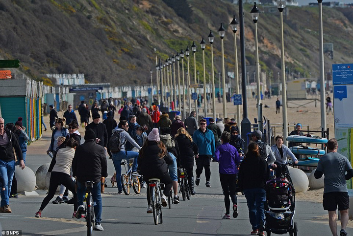 Hàng nghìn người Anh đổ xô đi ngắm cảnh bất chấp khuyến cáo dịch Covid-19 - 2