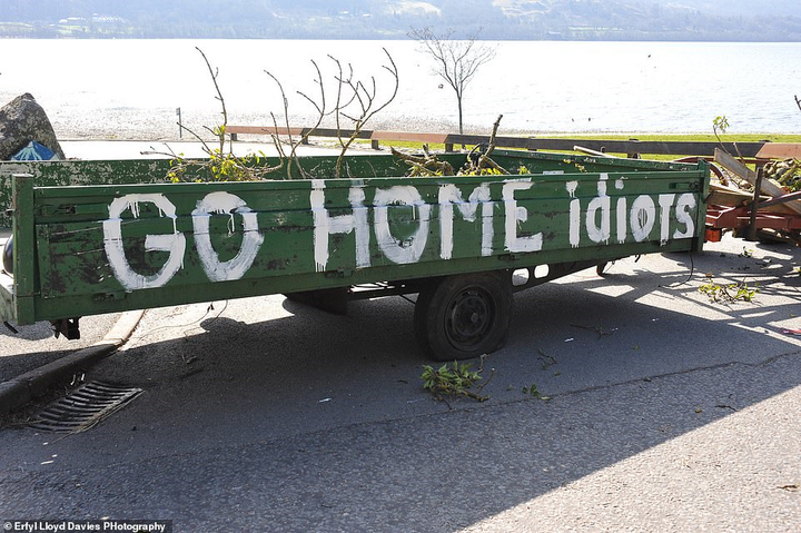 Hàng nghìn người Anh đổ xô đi ngắm cảnh bất chấp khuyến cáo dịch Covid-19 - 4