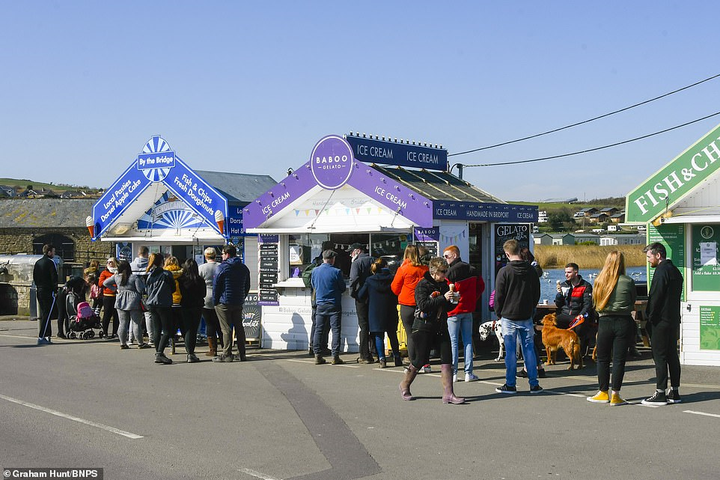 Hàng nghìn người Anh đổ xô đi ngắm cảnh bất chấp khuyến cáo dịch Covid-19 - 5