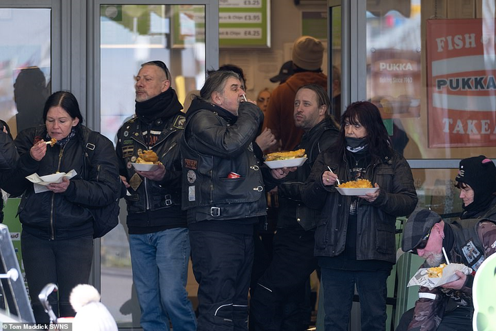 Hàng nghìn người Anh đổ xô đi ngắm cảnh bất chấp khuyến cáo dịch Covid-19 - 8