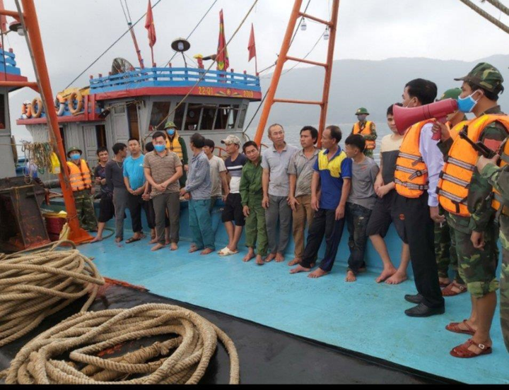 Nổ súng truy bắt 2 tàu khai thác hải sản trái phép trên biển Hà Tĩnh - 1