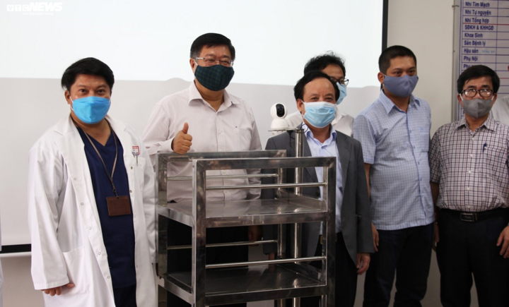 Cận cảnh robot BK-AntiCovid phục vụ trong khu cách ly ở Đà Nẵng - 8
