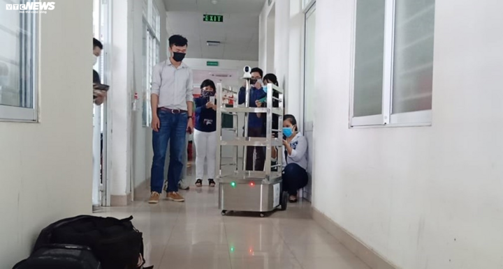 Cận cảnh robot BK-AntiCovid phục vụ trong khu cách ly ở Đà Nẵng - 9