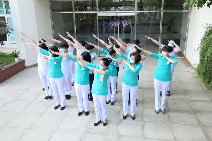 Ảnh: Các y bác sĩ khích lệ tinh thần chống dịch Covid-19 trên cả nước - 1