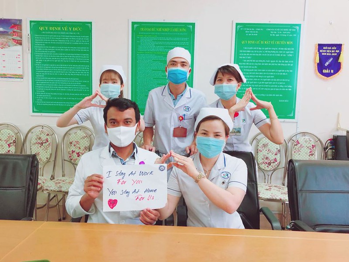 Ảnh: Các y bác sĩ khích lệ tinh thần chống dịch Covid-19 trên cả nước - 6