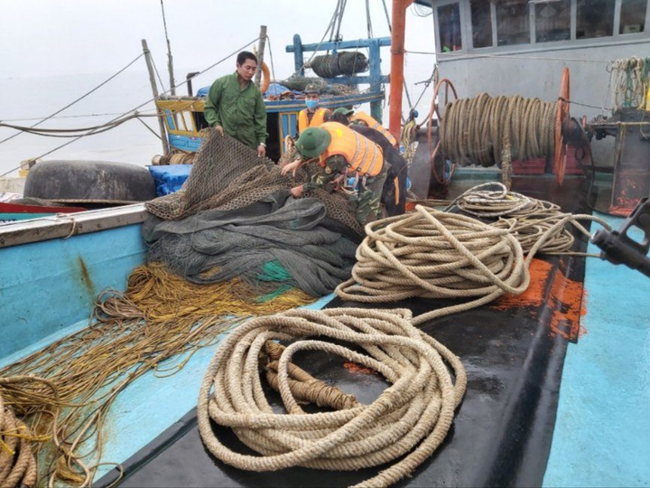 Nổ súng truy bắt 2 tàu khai thác hải sản trái phép trên biển Hà Tĩnh - 2