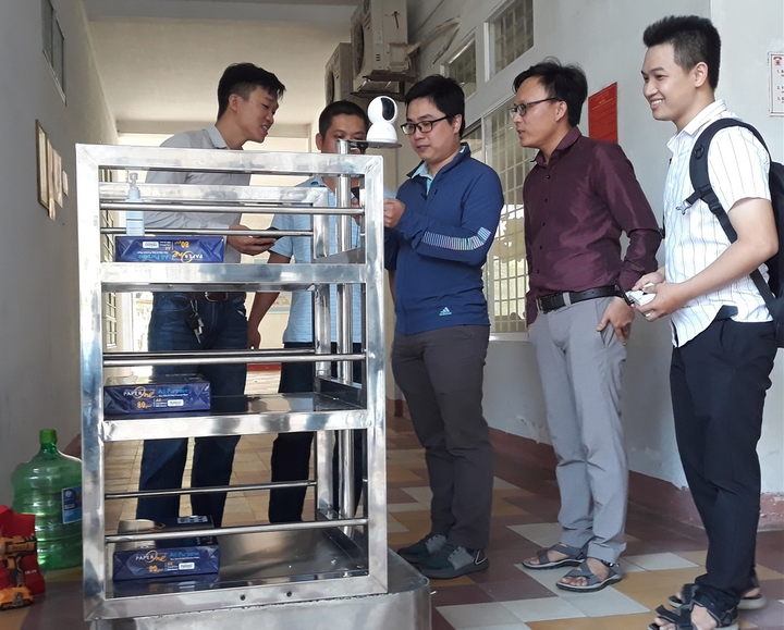 Đại học Đà Nẵng chế tạo robot chuyển thức ăn, nhu yếu phẩm vào khu cách ly - 2