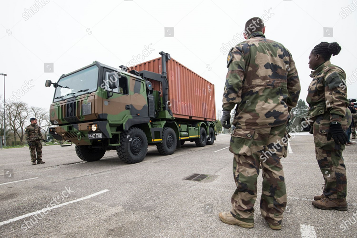 Pháp xây bệnh viện dã chiến quân sự chống dịch Covid-19 - 3