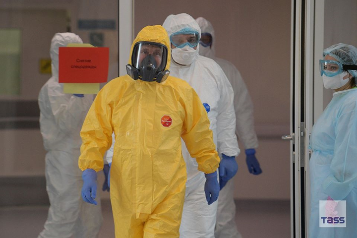 Video: Tổng thống Putin thăm bệnh viện chữa trị Covid-19 ở Matxcova - 1