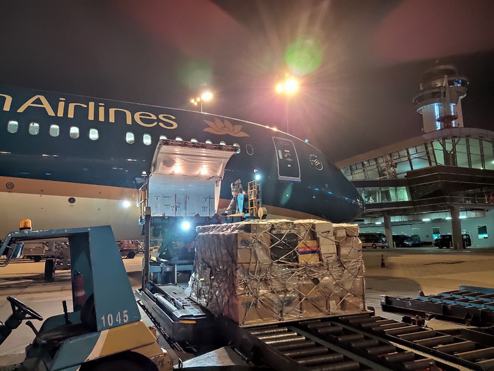 Vietnam Airlines miễn cước vận chuyển trang phục bảo hộ y tế và khẩu trang - 1