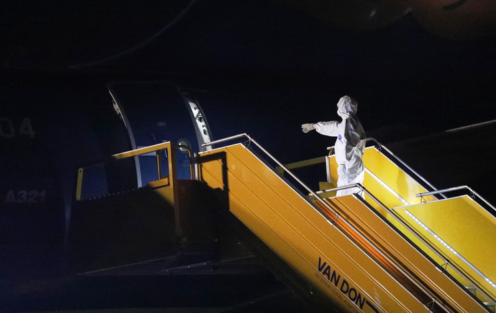 Đón đồng bào từ tâm dịch: Chuyện những người trẻ tuyến đầu nơi mặt đất - 2