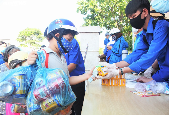 Ảnh: Dân Quảng Nam từ già tới trẻ mang rác đổi nước rửa tay phòng Covid-19 - 8