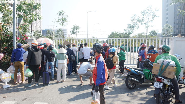 Chủ tịch UBND TP.HCM yêu cầu không tụ tập trước khu cách ly ĐH Quốc gia - 3