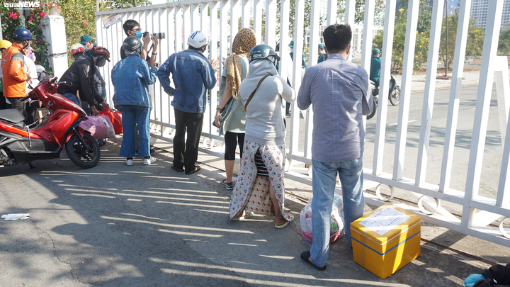 Chủ tịch UBND TP.HCM yêu cầu không tụ tập trước khu cách ly ĐH Quốc gia - 15