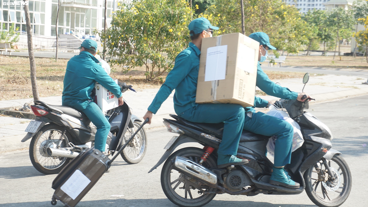 Chủ tịch UBND TP.HCM yêu cầu không tụ tập trước khu cách ly ĐH Quốc gia - 13