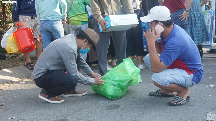 Chủ tịch UBND TP.HCM yêu cầu không tụ tập trước khu cách ly ĐH Quốc gia - 10