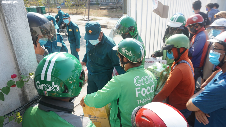 Chủ tịch UBND TP.HCM yêu cầu không tụ tập trước khu cách ly ĐH Quốc gia - 11