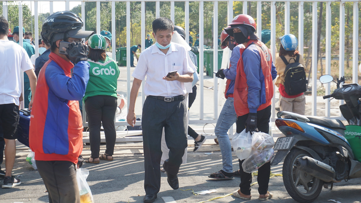 Chủ tịch UBND TP.HCM yêu cầu không tụ tập trước khu cách ly ĐH Quốc gia - 5