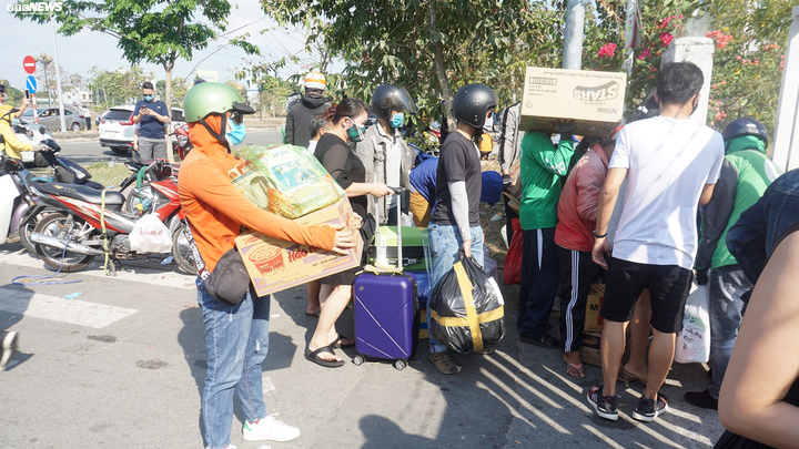 Chủ tịch UBND TP.HCM yêu cầu không tụ tập trước khu cách ly ĐH Quốc gia - 7