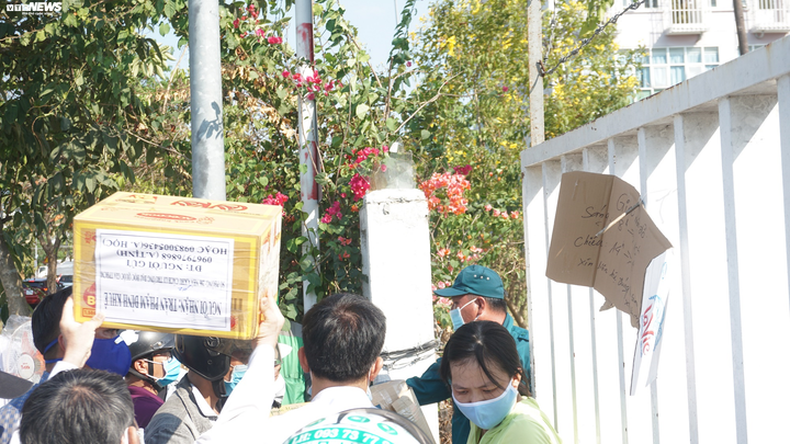 Chủ tịch UBND TP.HCM yêu cầu không tụ tập trước khu cách ly ĐH Quốc gia - 9
