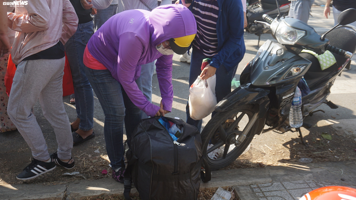 Chủ tịch UBND TP.HCM yêu cầu không tụ tập trước khu cách ly ĐH Quốc gia - 2