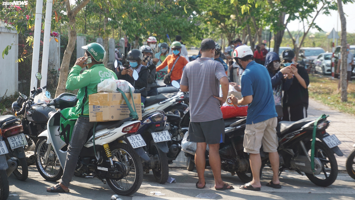 Chủ tịch UBND TP.HCM yêu cầu không tụ tập trước khu cách ly ĐH Quốc gia - 1