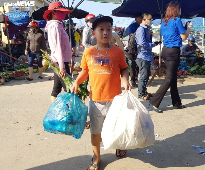 Ảnh: Dân Quảng Nam từ già tới trẻ mang rác đổi nước rửa tay phòng Covid-19 - 6