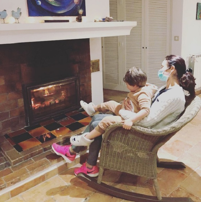 'Bond Girl' tự khỏi sau 2 tuần tự điều trị virus corona tại nhà - 1