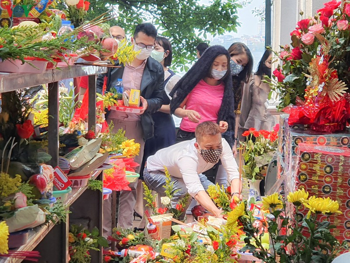Ảnh: Bất chấp dịch bệnh, dân không đeo khẩu trang chen chúc lễ Phủ Tây Hồ - 8