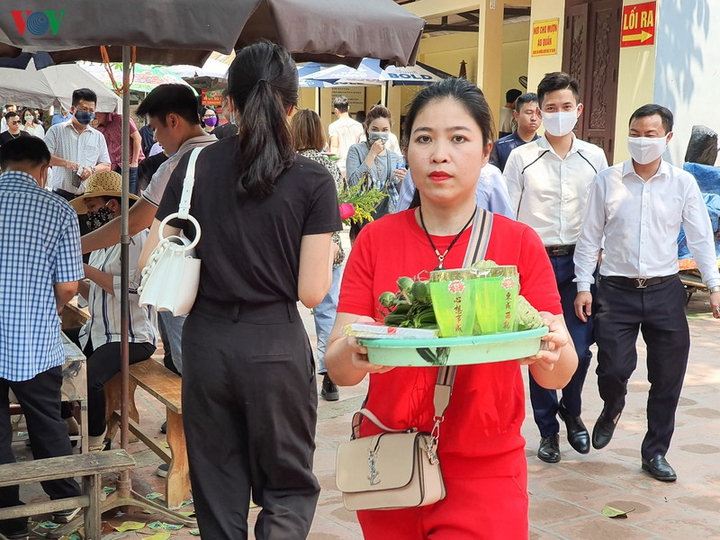 Ảnh: Bất chấp dịch bệnh, dân không đeo khẩu trang chen chúc lễ Phủ Tây Hồ - 10