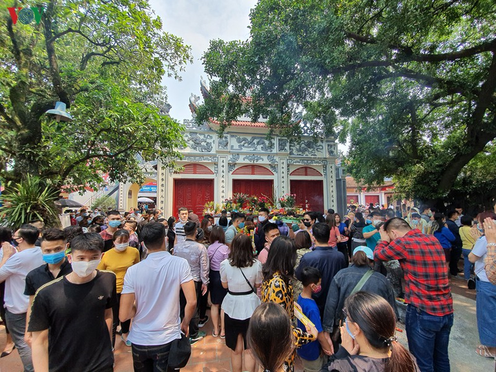 Ảnh: Bất chấp dịch bệnh, dân không đeo khẩu trang chen chúc lễ Phủ Tây Hồ - 2