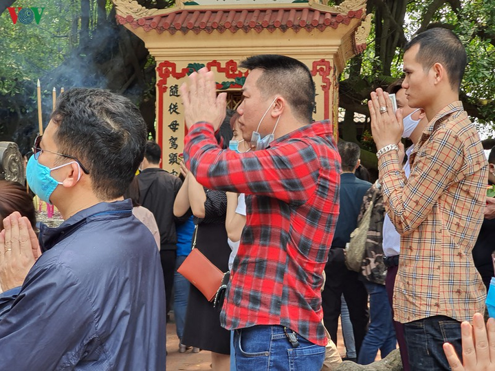 Ảnh: Bất chấp dịch bệnh, dân không đeo khẩu trang chen chúc lễ Phủ Tây Hồ - 5