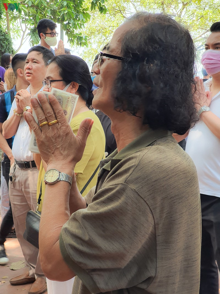 Ảnh: Bất chấp dịch bệnh, dân không đeo khẩu trang chen chúc lễ Phủ Tây Hồ - 6