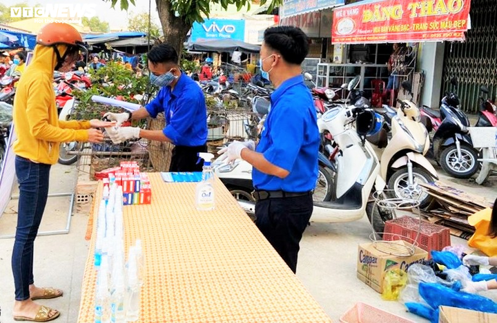 Ảnh: Dân Quảng Nam từ già tới trẻ mang rác đổi nước rửa tay phòng Covid-19 - 9