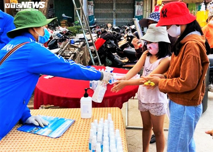 Ảnh: Dân Quảng Nam từ già tới trẻ mang rác đổi nước rửa tay phòng Covid-19 - 2