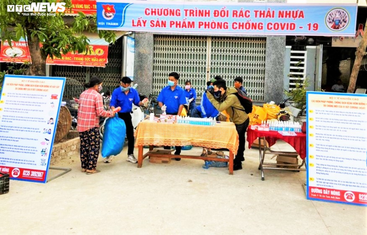 Ảnh: Dân Quảng Nam từ già tới trẻ mang rác đổi nước rửa tay phòng Covid-19 - 1