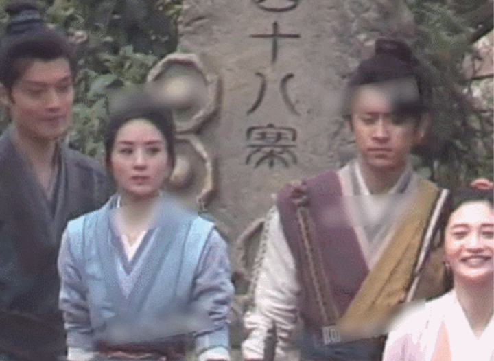 Triệu Lệ Dĩnh khó chịu với đàn em sau ồn ào bị cướp đất diễn - 1