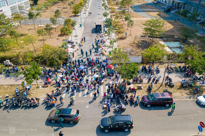 Bi hài cảnh 'cõng' đồ tiếp tế xếp hàng đông như chợ trước khu cách ly - 1