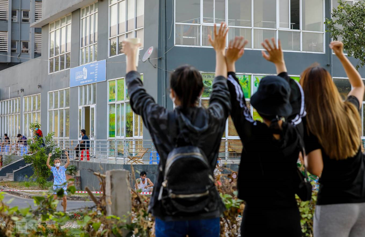 Bi hài cảnh 'cõng' đồ tiếp tế xếp hàng đông như chợ trước khu cách ly - 11