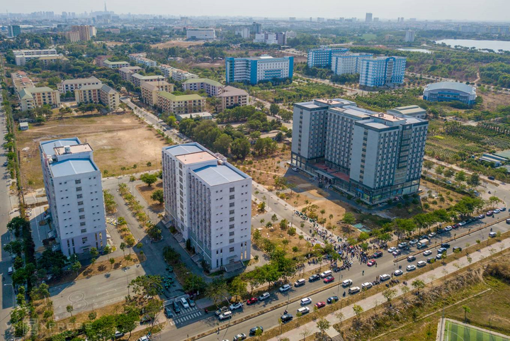 Bi hài cảnh 'cõng' đồ tiếp tế xếp hàng đông như chợ trước khu cách ly - 12