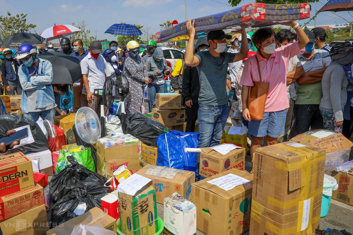 Bi hài cảnh 'cõng' đồ tiếp tế xếp hàng đông như chợ trước khu cách ly - 4