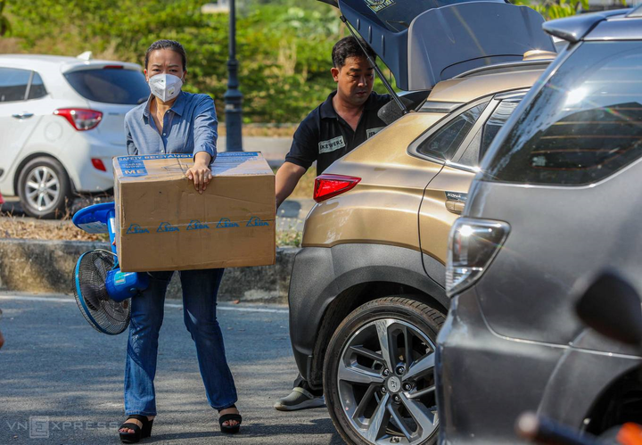 Bi hài cảnh 'cõng' đồ tiếp tế xếp hàng đông như chợ trước khu cách ly - 5