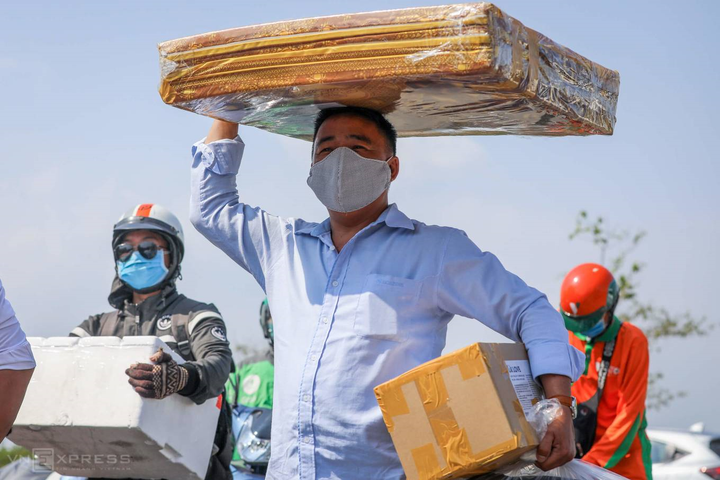 Bi hài cảnh 'cõng' đồ tiếp tế xếp hàng đông như chợ trước khu cách ly - 6